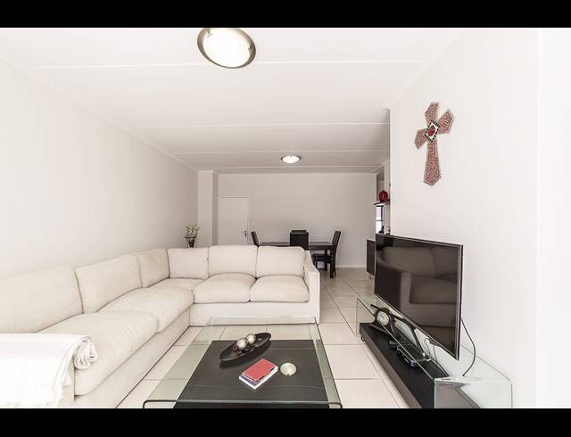 3 BEDROOM APARTMENT TO LET IN OLIVEDALE